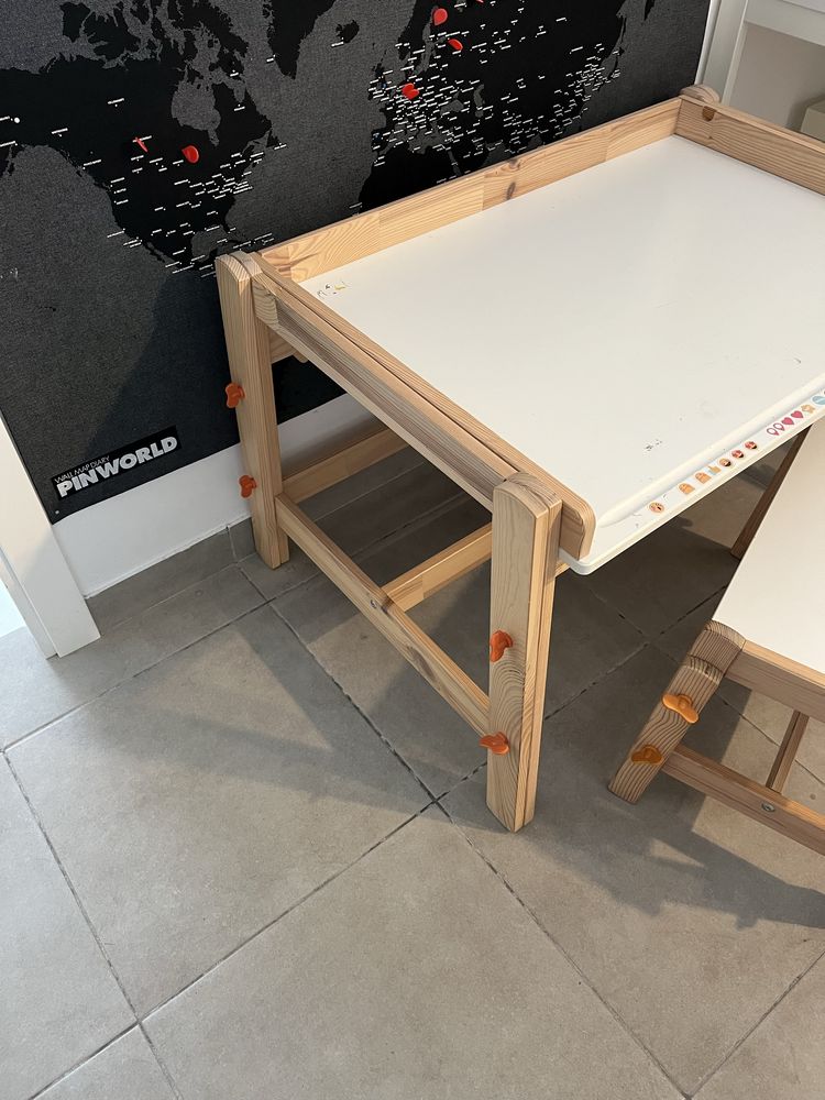 Secretária criança ajustável IKEA com banco incluído