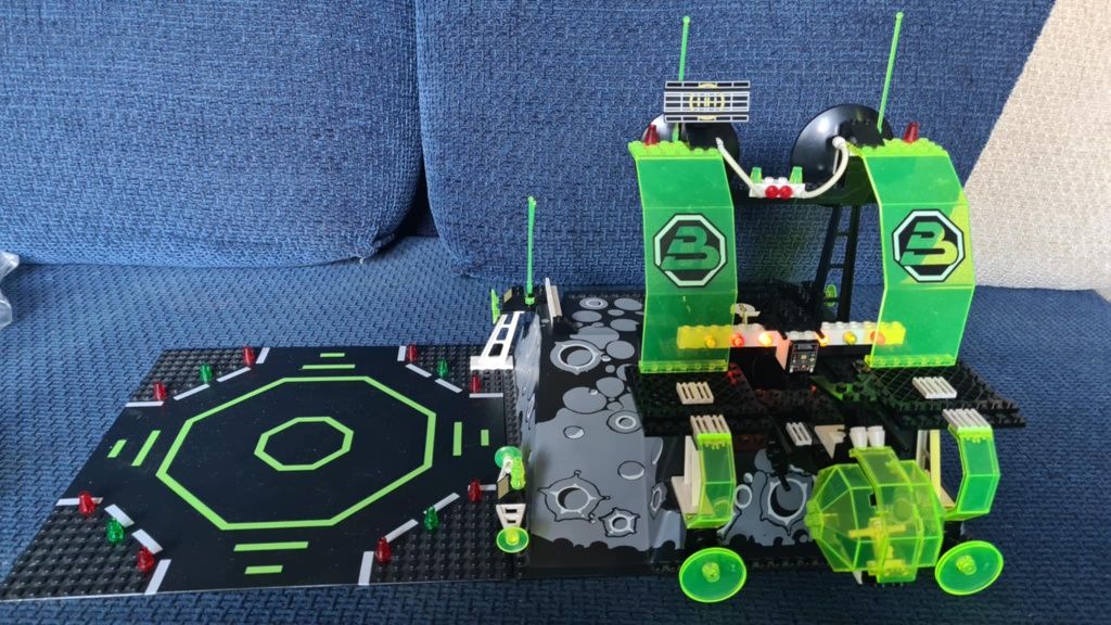 Lego Blacktron Alpha Centauri Outpost 6988