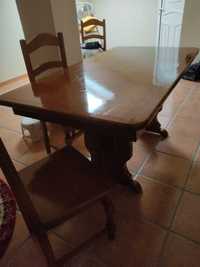 Mesa de cozinha com quatro cadeiras