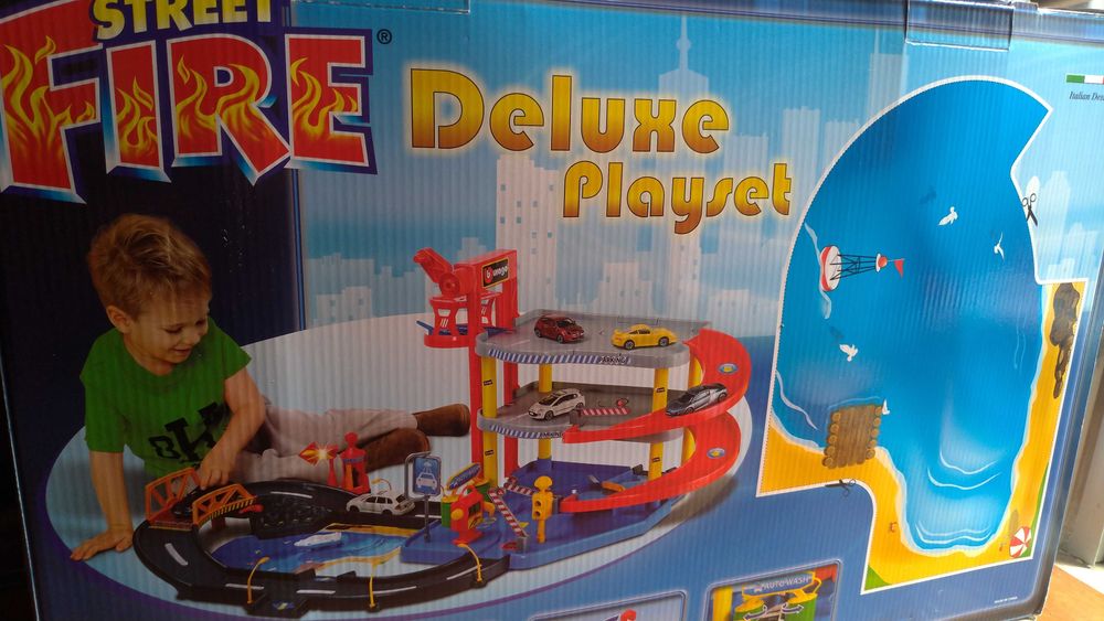 Pista de carrinhos e garagem