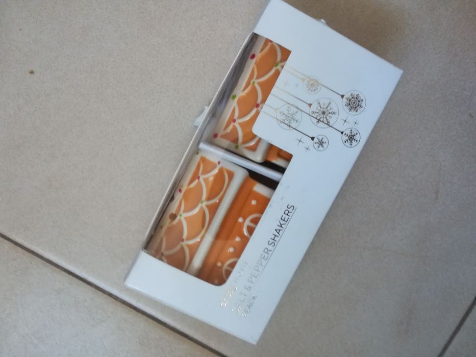 Komplet nowy. Ozdobne pojemniki na sól i pieprz
