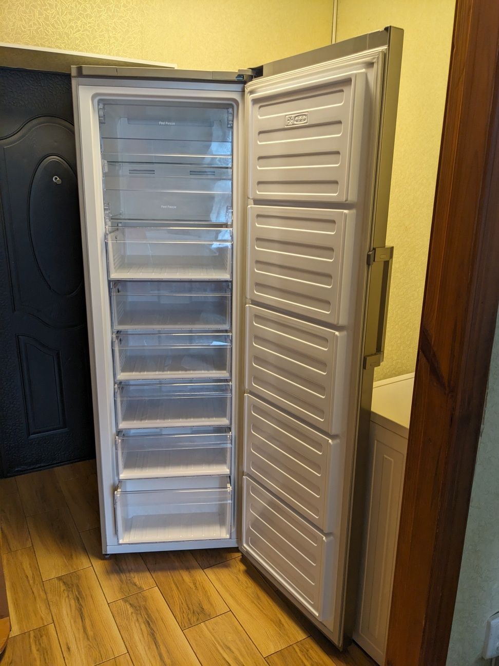 Морозильна камера Beko RFNE312E23X, No Frost, 312л