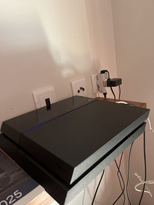 Ps4 + 1 comando Muito bom Estado