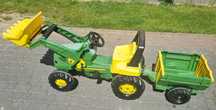Traktorek John Deere z przyczepką i łyżką