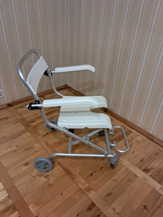 Wózek kąpielowy transportowy Krzesło kąpielowe marki Timago