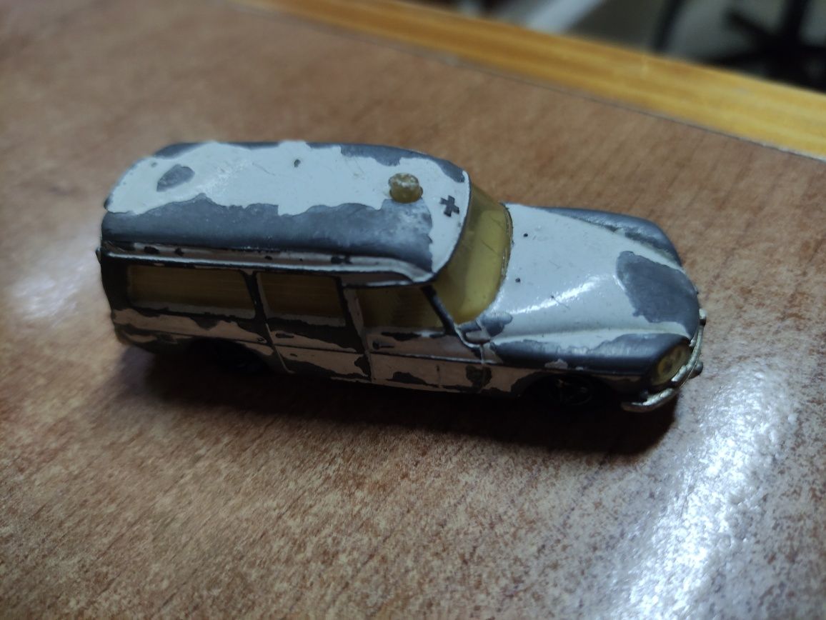 Carro em miniatura colecionável.Cintroen DS Ambulância Majorette