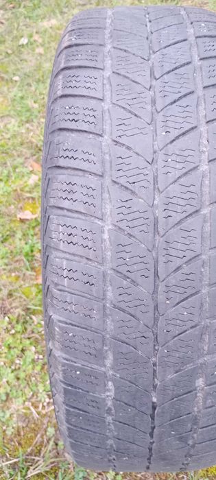Opony  zimowe  195/65 R 15 z  felgami stalowymi i kołpakami .