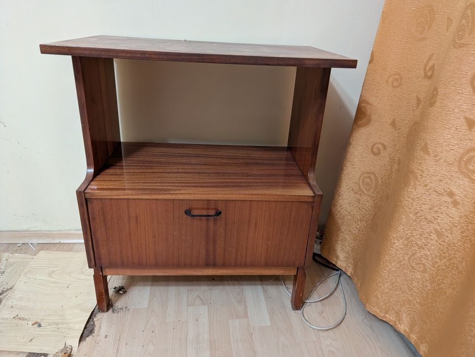 Klasyczna Szafka RTV – Solidne Drewno, Stan BDB!
