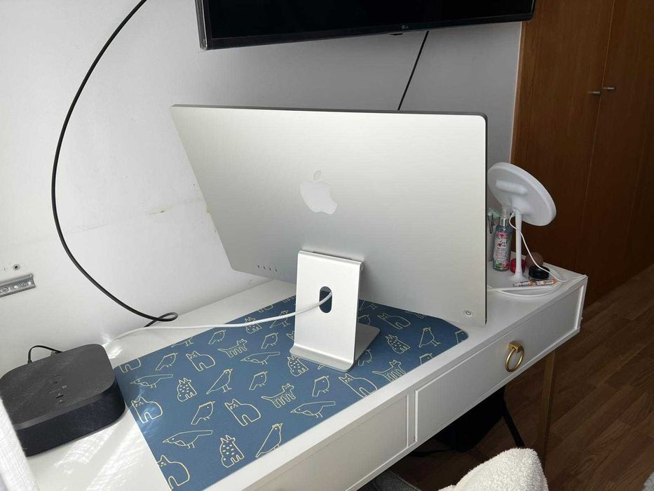 iMac prateado de 24 polegadas com o processador M1 da Apple