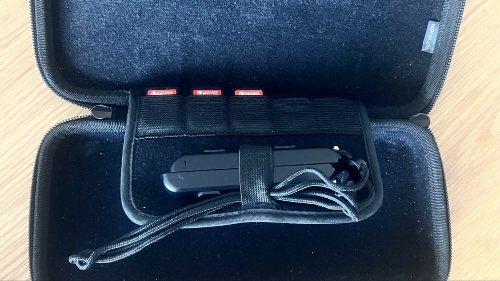 Nintendo Switch + etui przenośne + karta pamięci 128gb