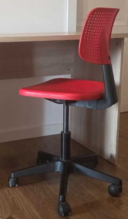 Plastikowe czerwone krzesełko dziecięce