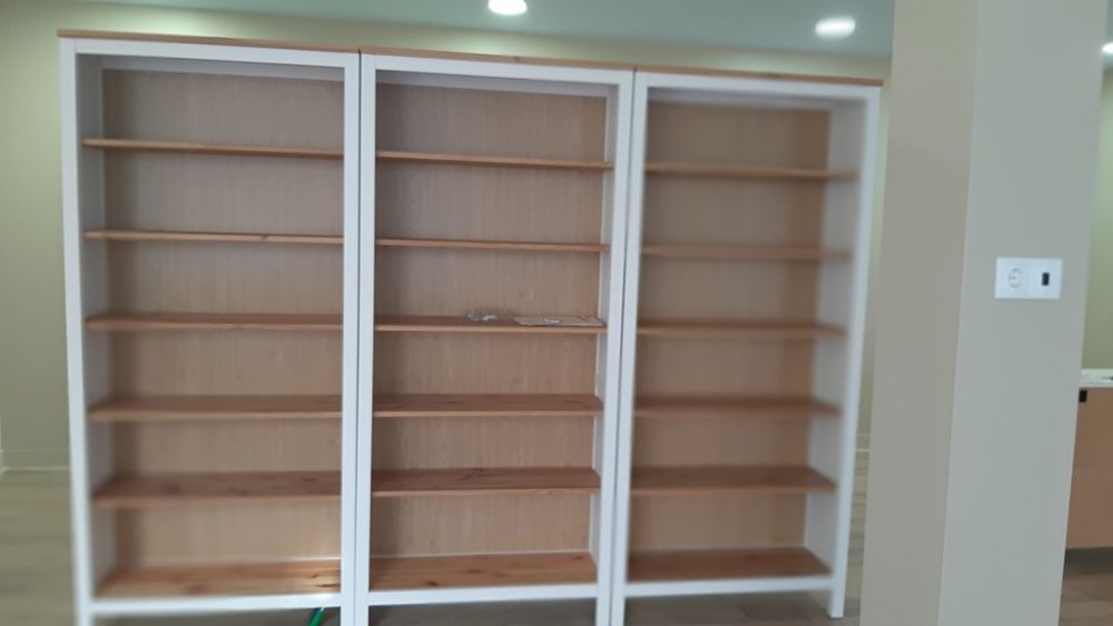 Estante em madeira branco e castanho l