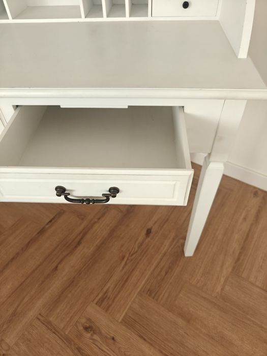 Sekretarzyk biały z nadstawką w stylu rustykalnym