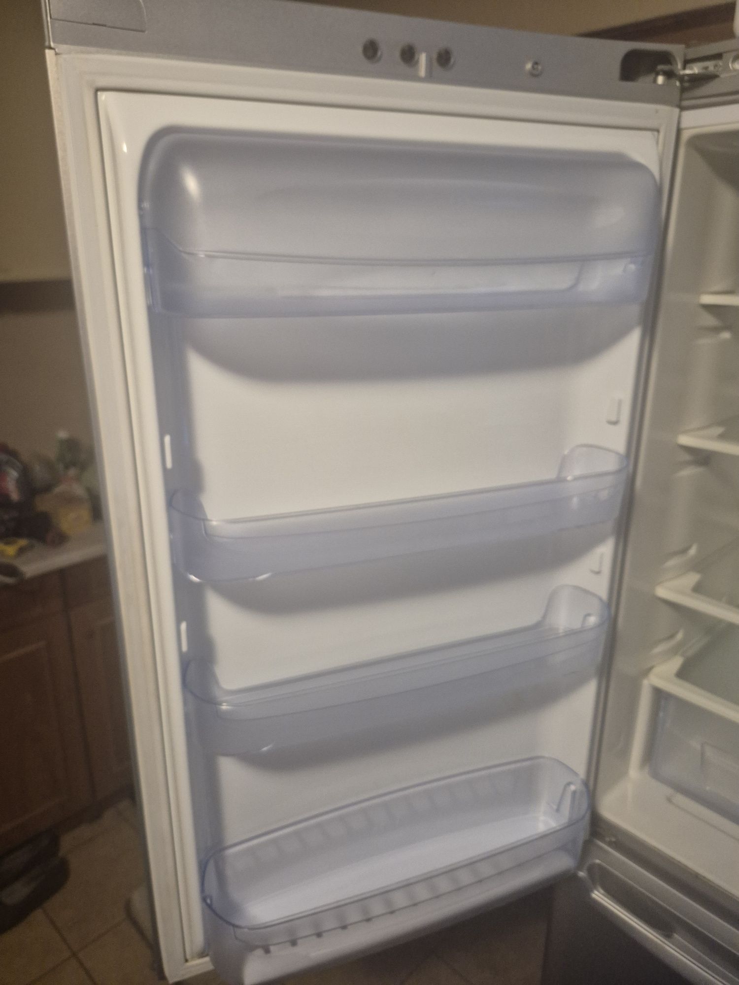 Balkoniki półki lodówka indesit