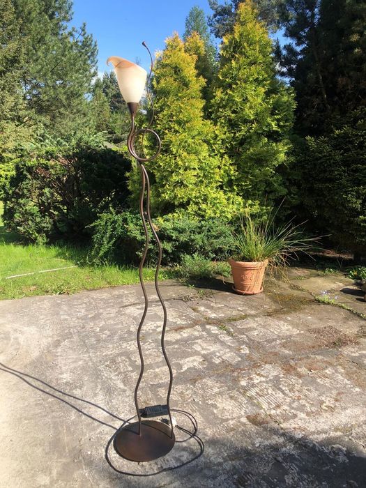 Elegancka Lampa metalowa, kwiatowy klosz