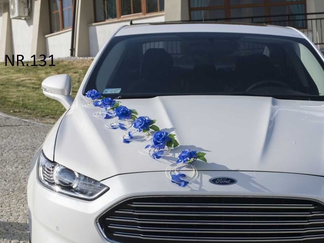 Dekoracja samochodu ślubnego w kolorze niebieskim 131