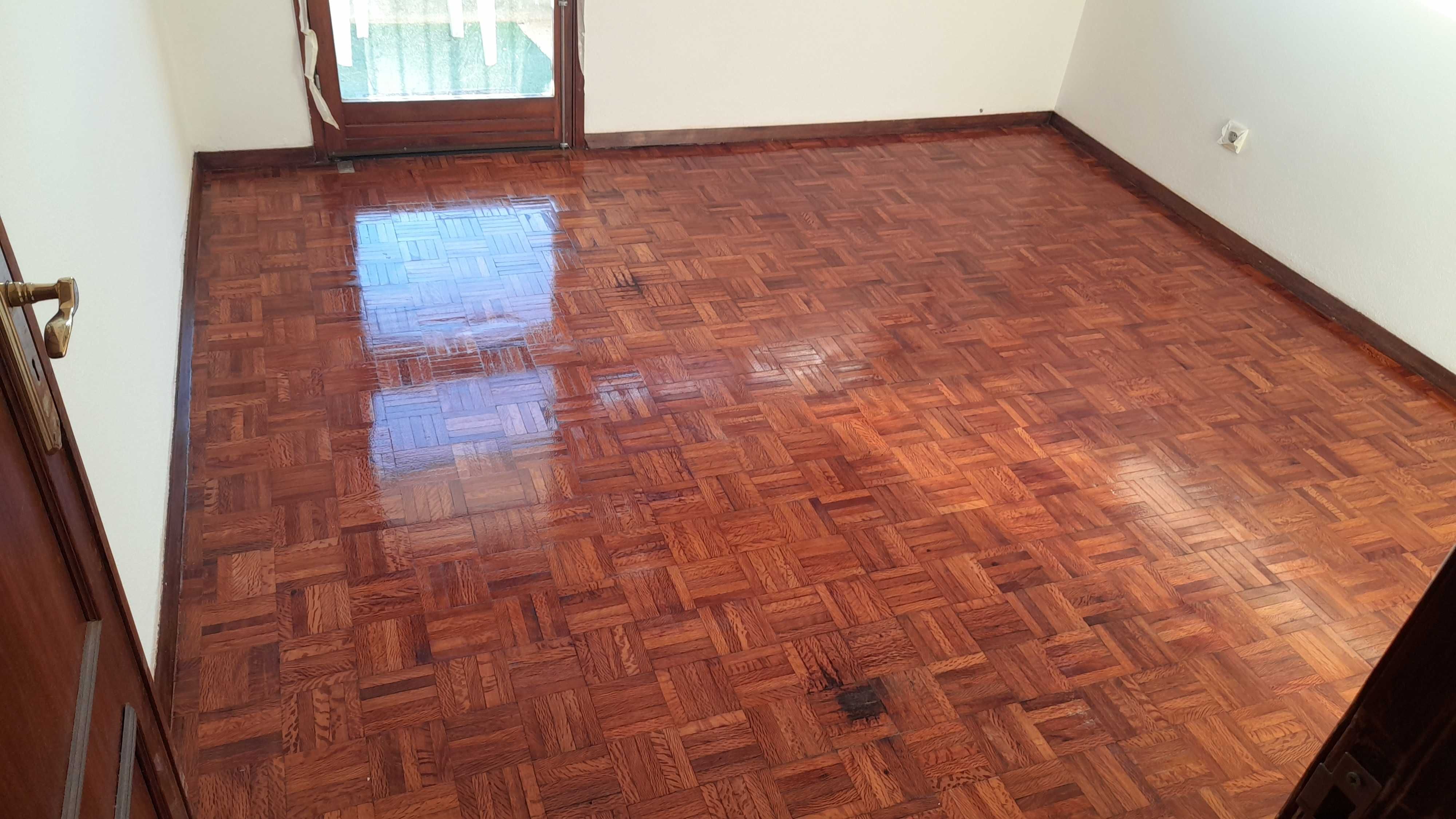 Pintura, pladur e piso flutuante.