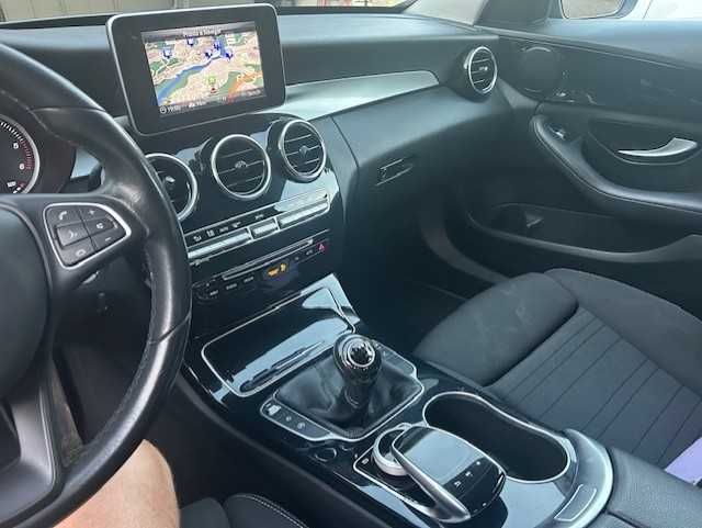 Mercedes C 200 com assistência na marca