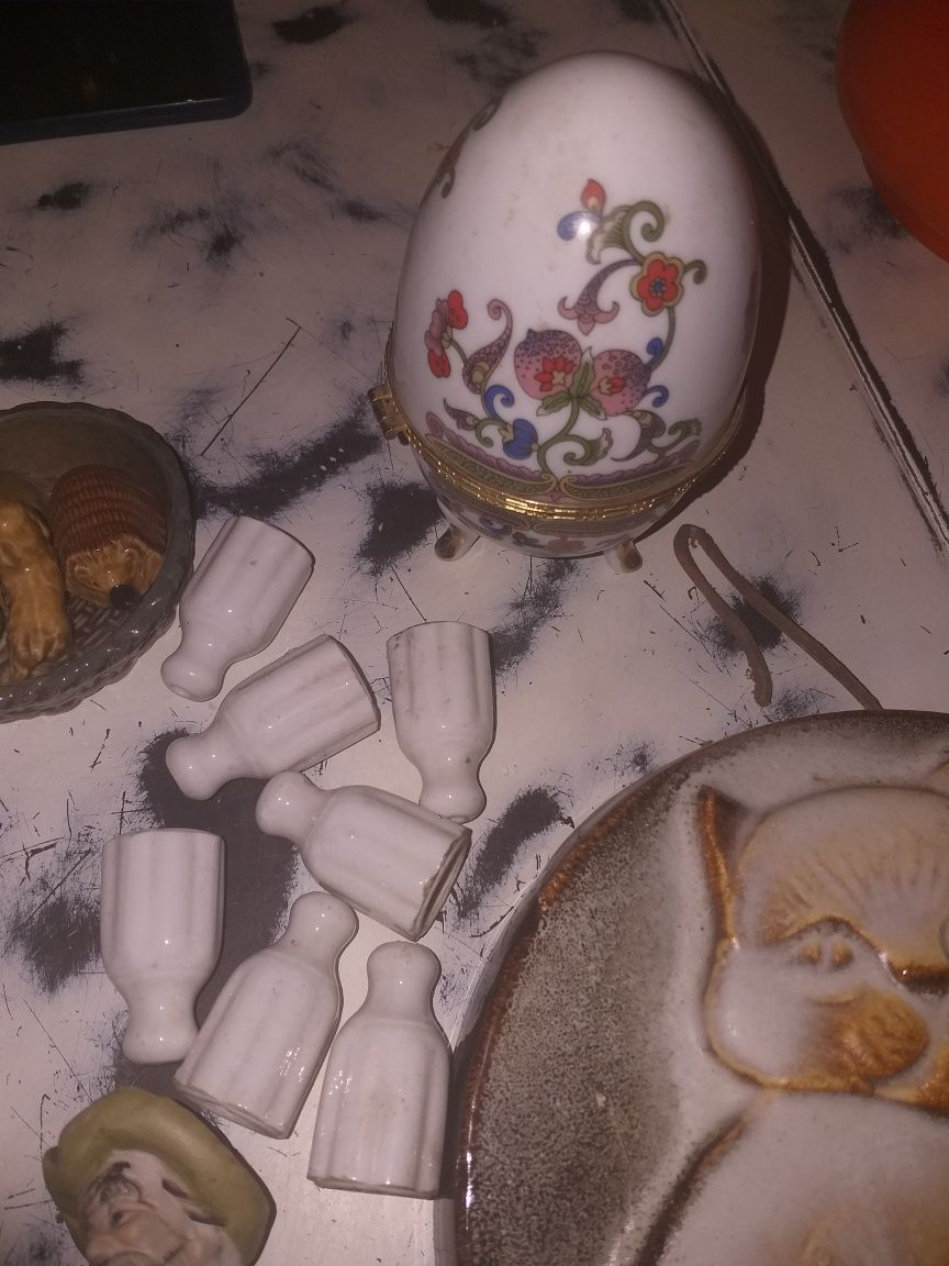 Wykopaliska strychowe różne przedmioty porcelanowe