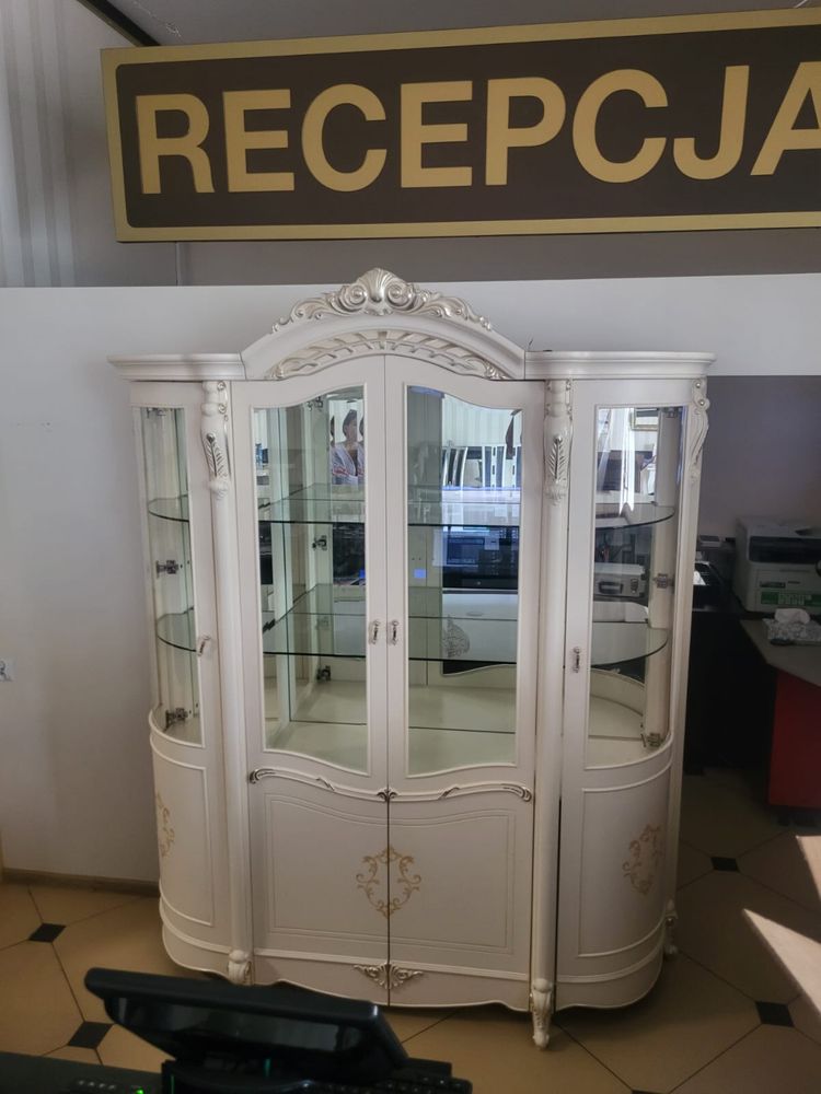 witryna w stylu pałacowym
