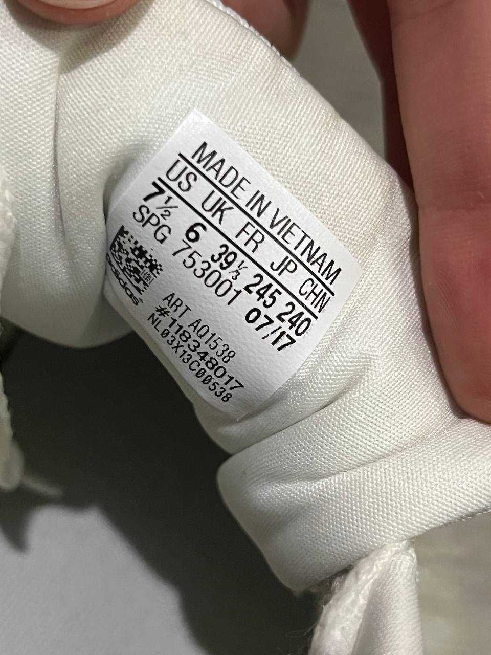 Кросівки adidas в ідеальному стані.