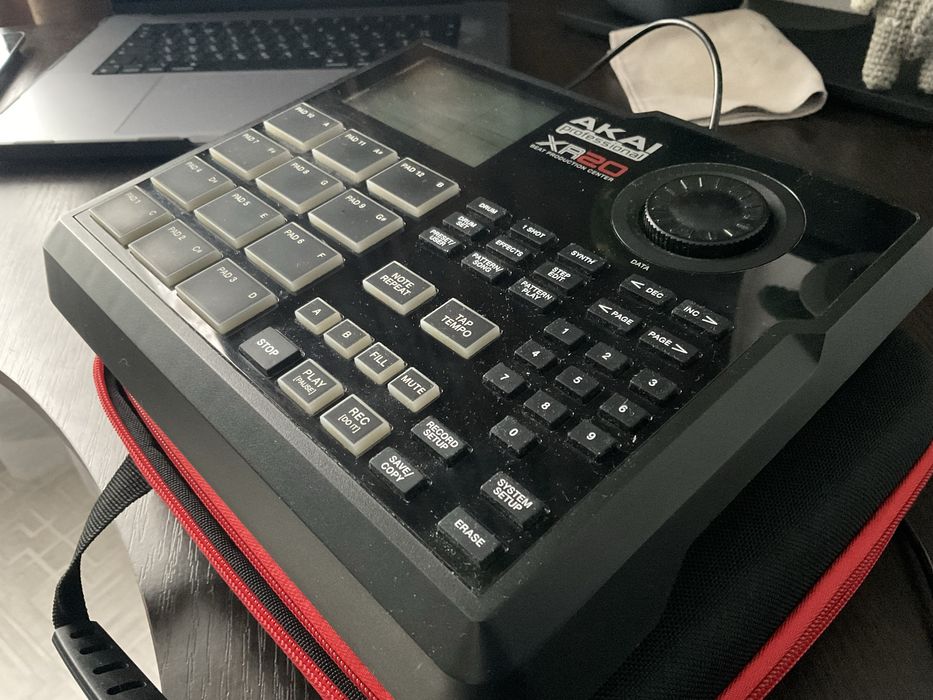 Продам beat production center Akai XR20