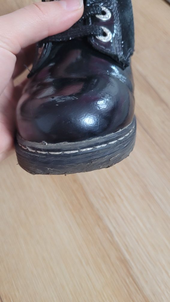 Botki sznurowane lakierowane Lasocki 26