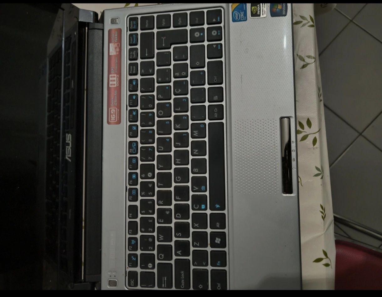 Asus 13.3 medelo UL30 V