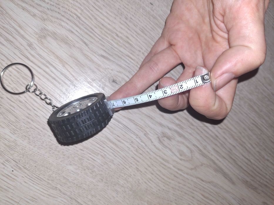 Breloczek opona z miarką