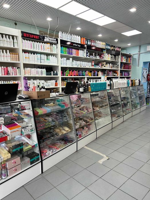 Продам б/у торгові вітрини, прилавок, стелажі