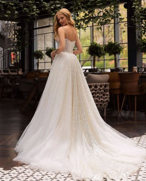 Весільна сукня з блискітками