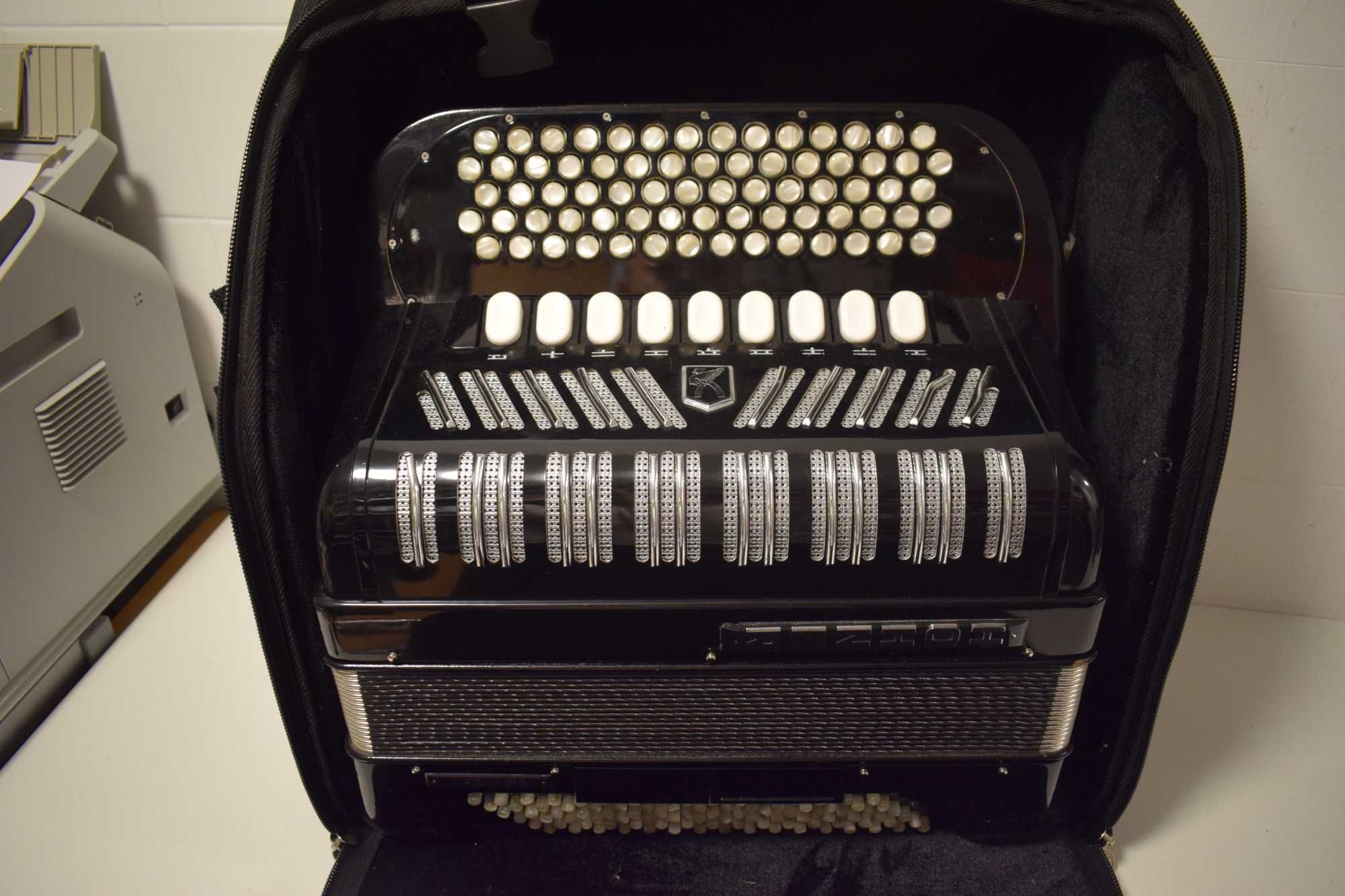 Acordeao Hohner Riveira III S. N 198