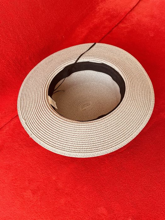 Стильная женская шляпа с широкими полями.