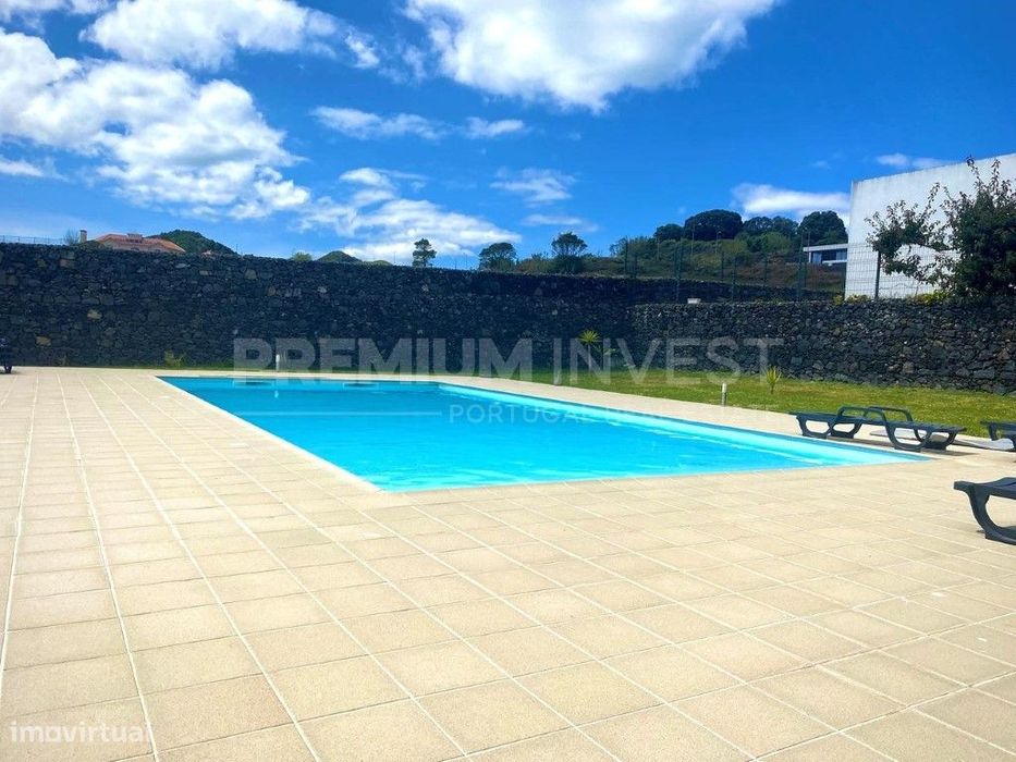 Moradia T4 com jardim e estacionamento privado em Ponta Delgada