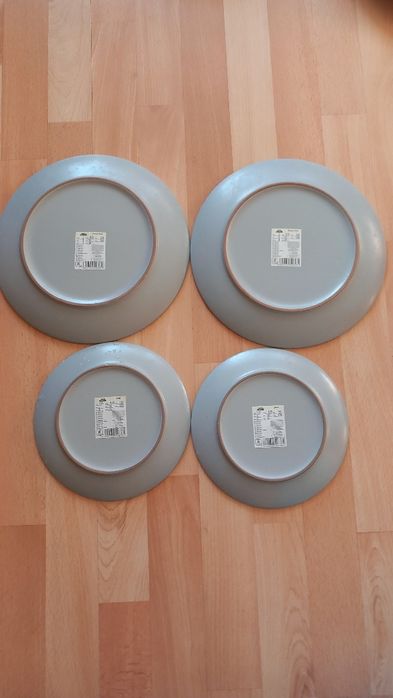 Zestaw 4 talerzy marki Home o średnicy 26 i 20 cm