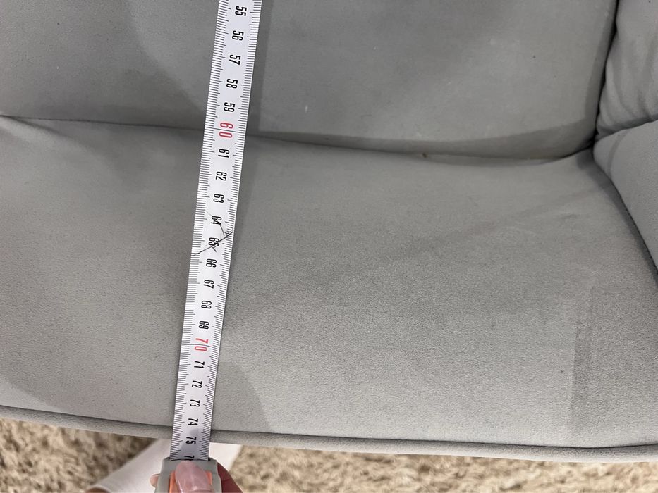 Piekny szary welurowy skandynawski fotel bujany