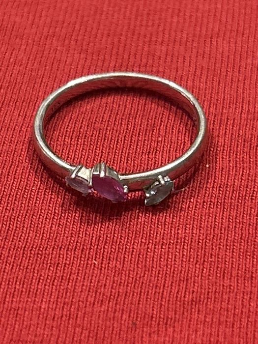 Srebrny pierściobek YES