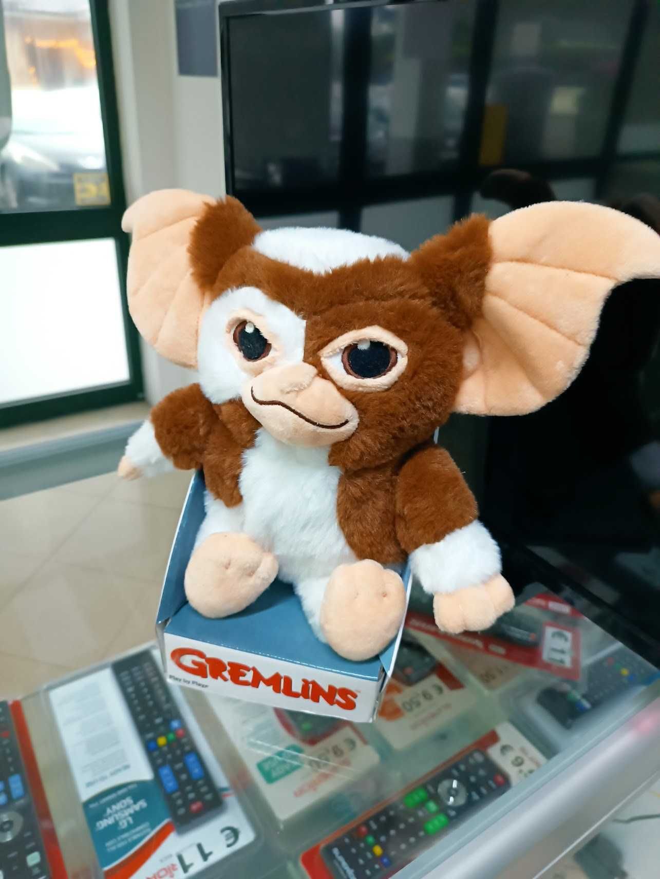 Peluche Gremlins Gizmo em expositor caixa 32cm(27cm sentado)