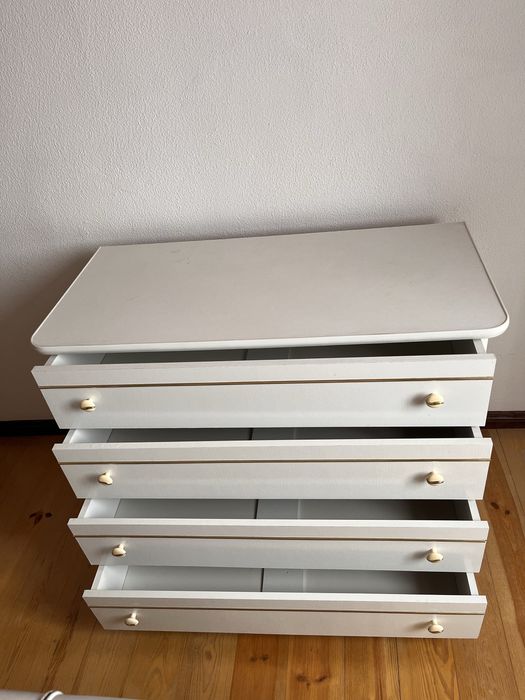 Cómoda Branca com 4 gavetas