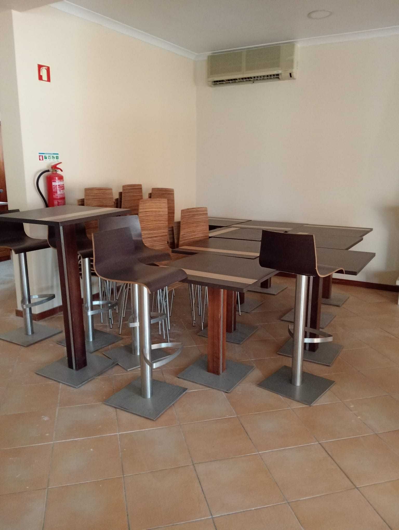 10 Conjuntos de Mesas e Cadeiras (Restaurante) (Valor por Conjunto)