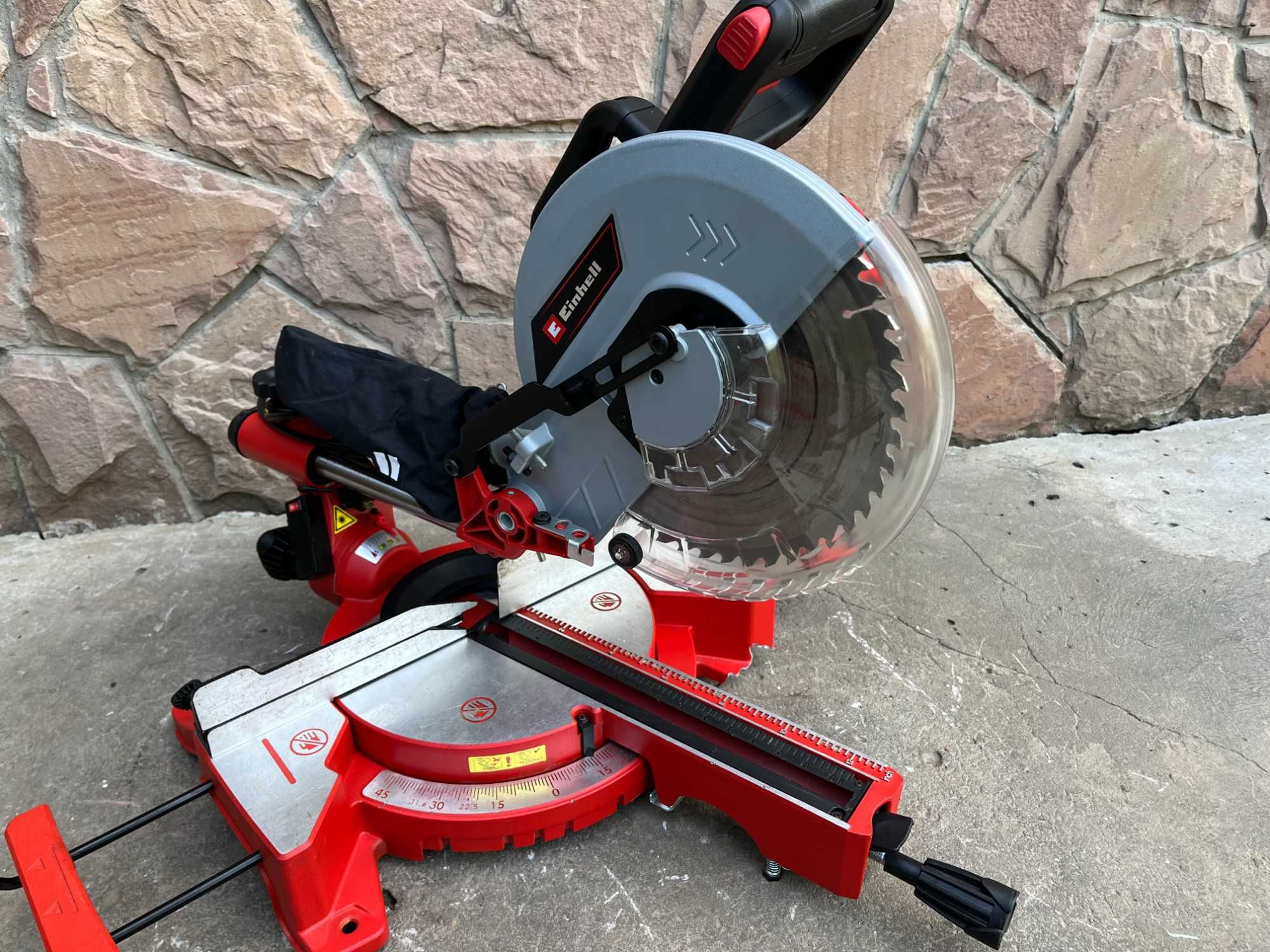 Пила торцовочная Einhell TC-SM 2531/2 U с протяжкой