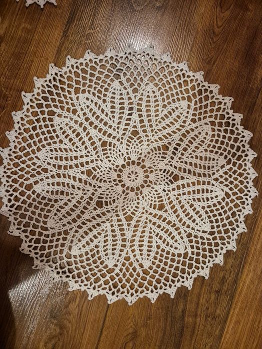 Serwetki ręcznie wykonane na szydełku