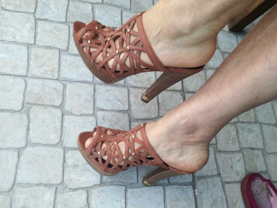 Sandálias socas moules em pele da Guess