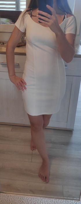 Sukienka pronto moda biala z odkrytymi ramionami na cienkich ramiączka