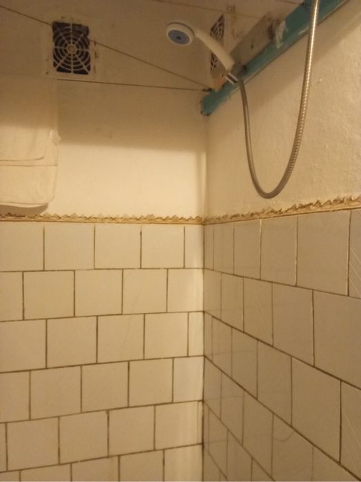 Гарна кімната у секції гуртожитку на 2 сімʼї. Хороший стан, є санвузол