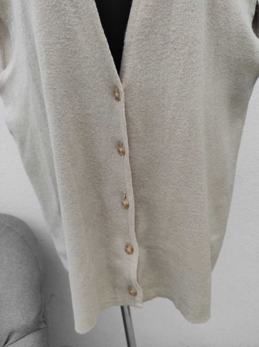 Beżowa ciepła kamizelka damska narzutka na guziki