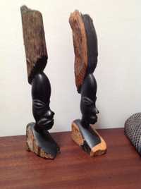 Par de estatuetas, em madeira africana com 23 cm