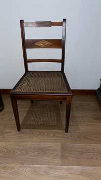 Cadeira antiga de palhinha em Pau Santo e embutidos