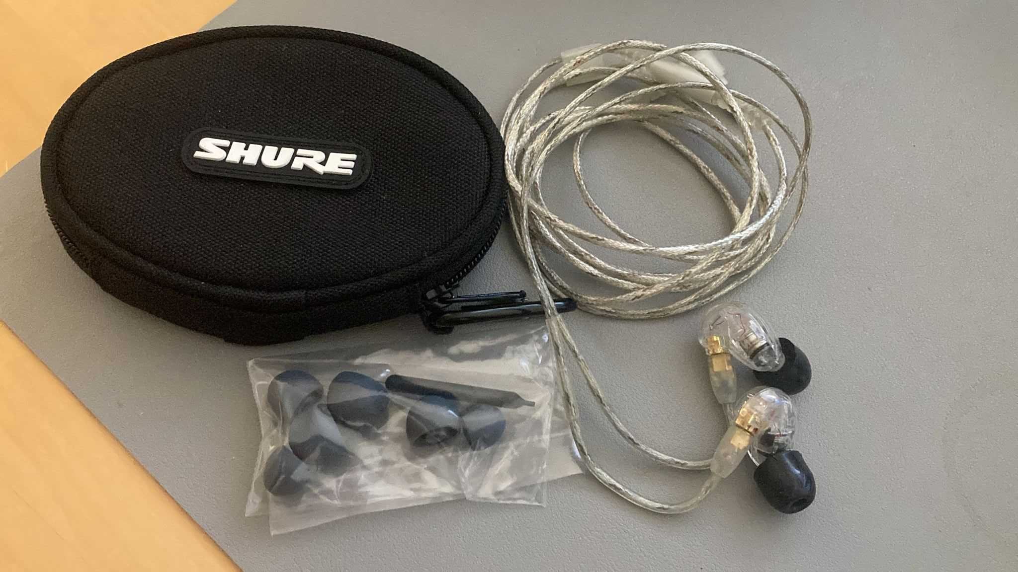 Shure SE215 - Earphones com Isolamento Acústico