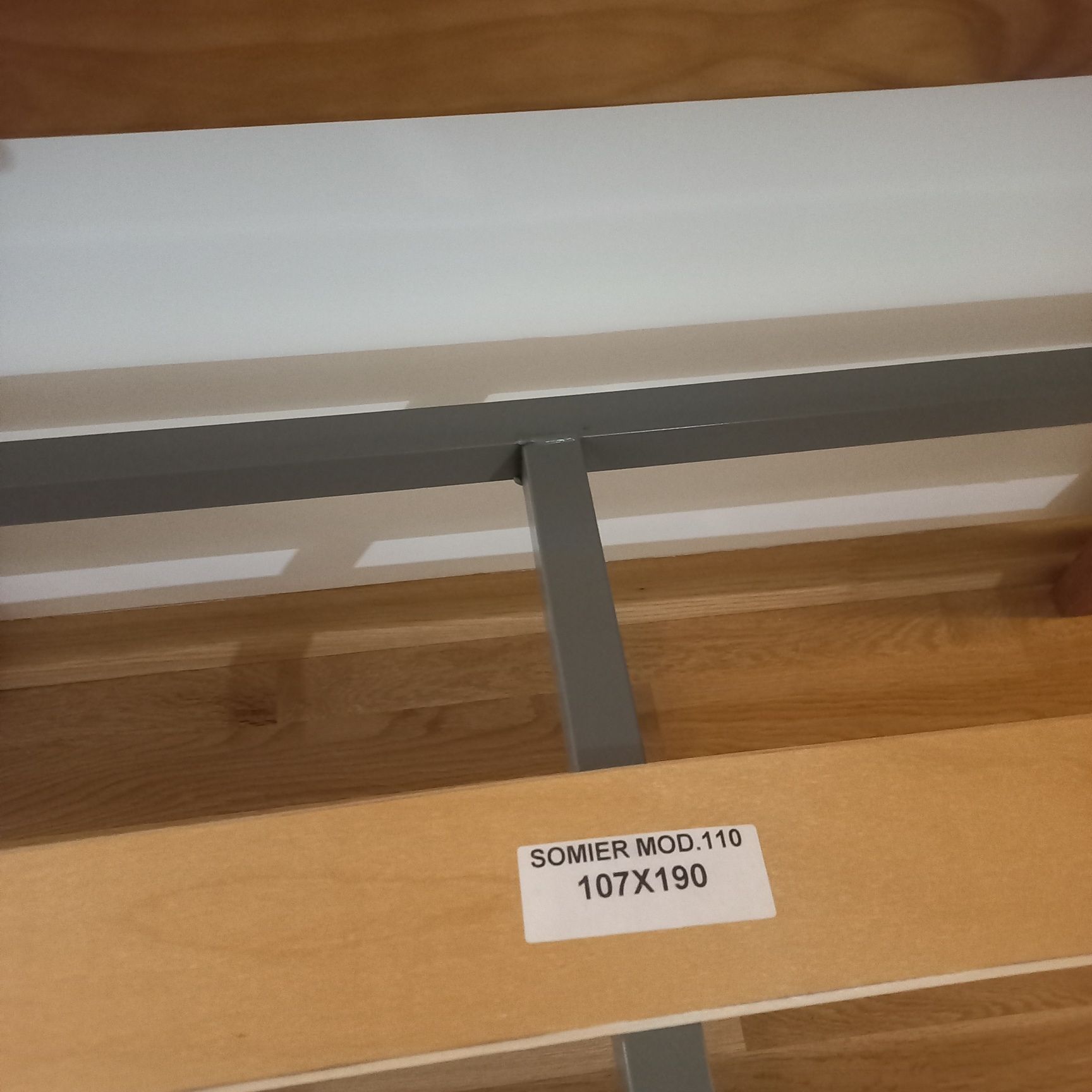 Cama individual em bom estado